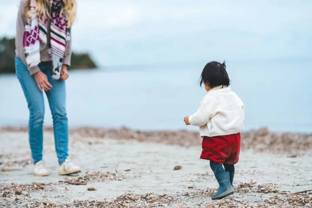 Lâcher prise - femme qui joue avec son enfant